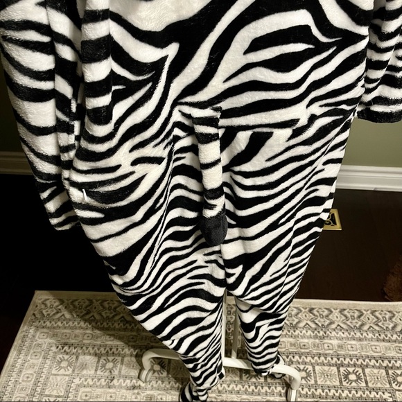 Zebra onesie - Picture 4 of 5